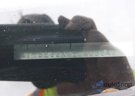 2005 Toyota Camry Le z USA, uszkodzony, nr VIN 4T1BE32KX5U408642